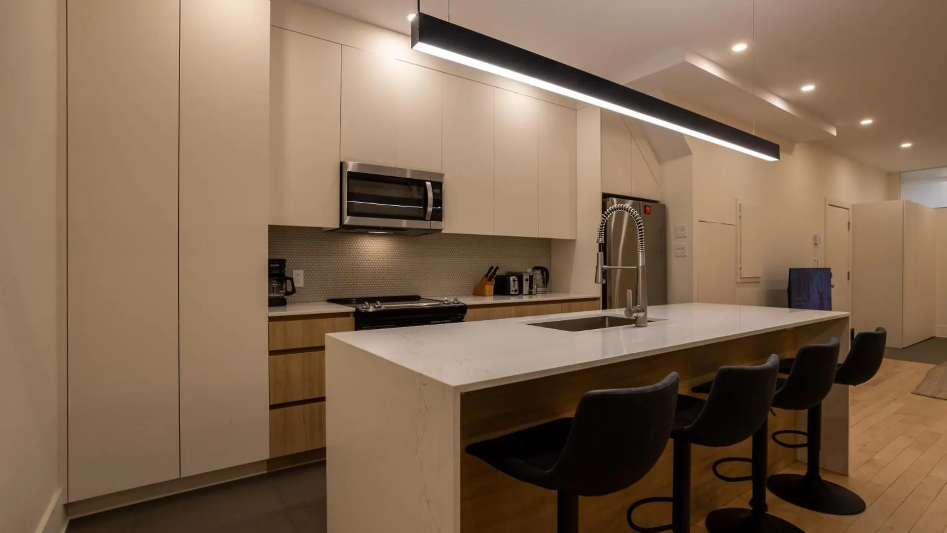 Spacious 4Br Prime Mtl Location مونتريال كندا