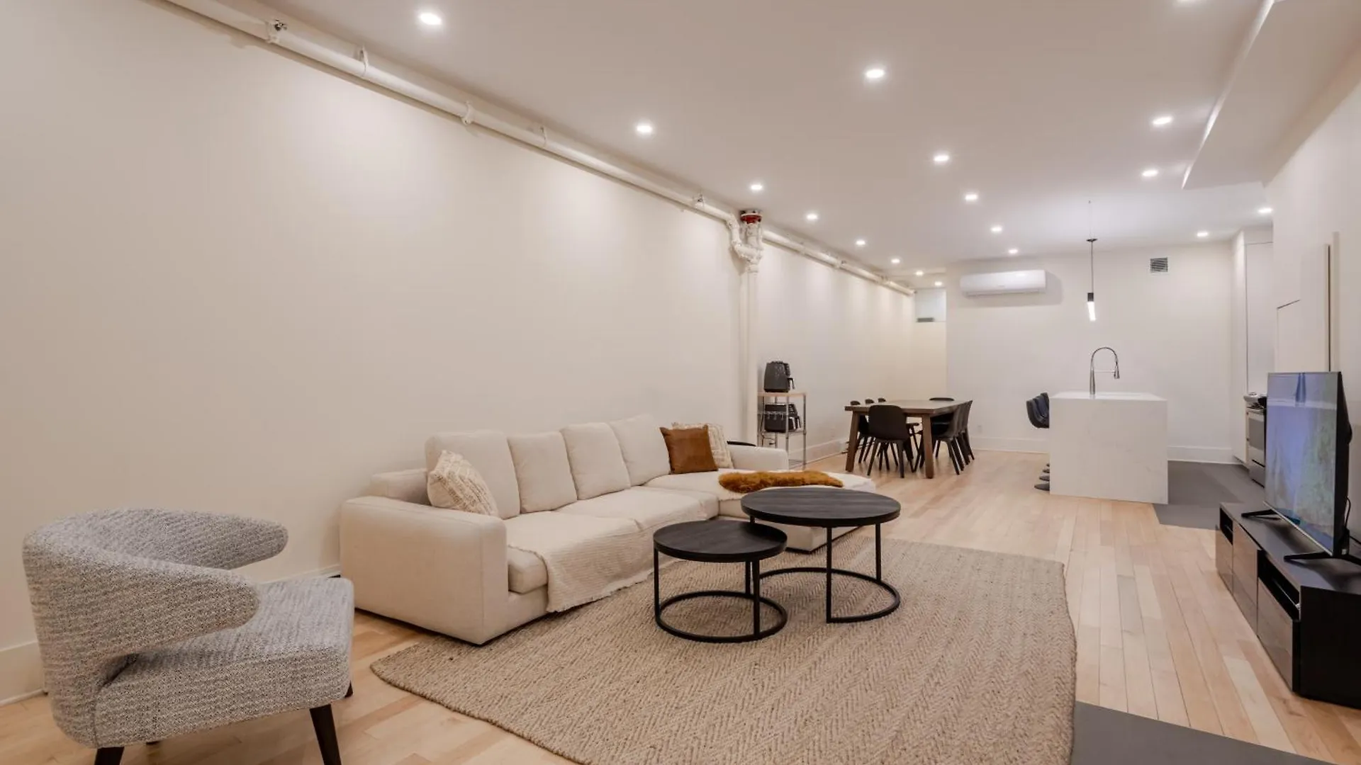 Spacious 4Br Prime Mtl Location مونتريال