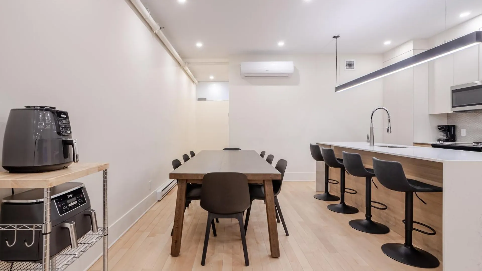 Spacious 4Br Prime Mtl Location مونتريال 0*,  كندا
