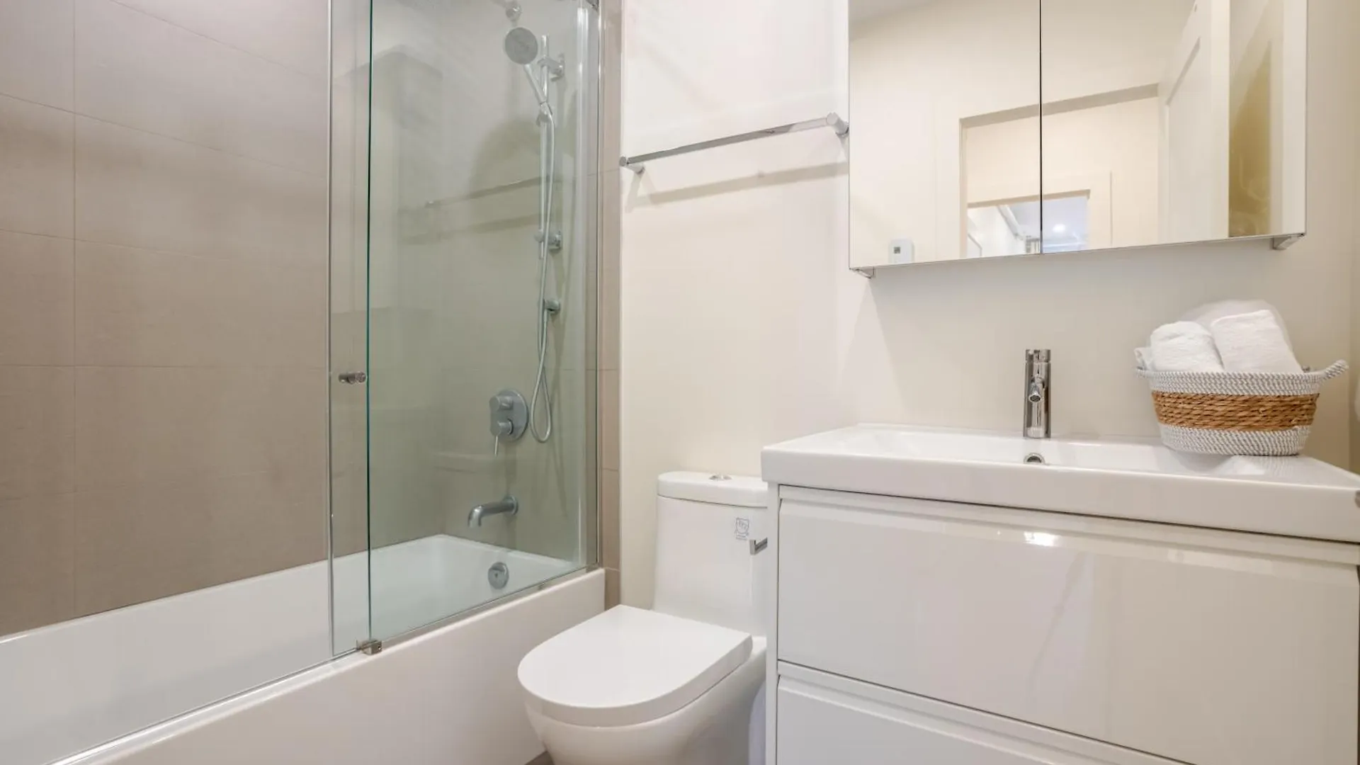 Spacious 4Br Prime Mtl Location مونتريال شقة