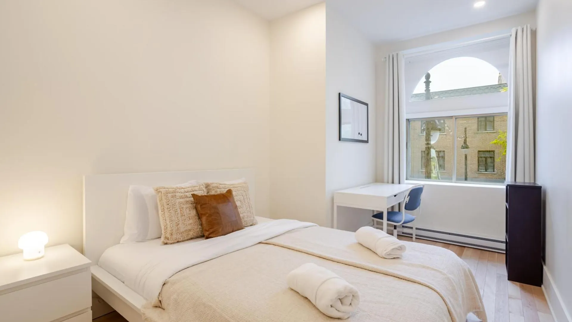 Spacious 4Br Prime Mtl Location مونتريال