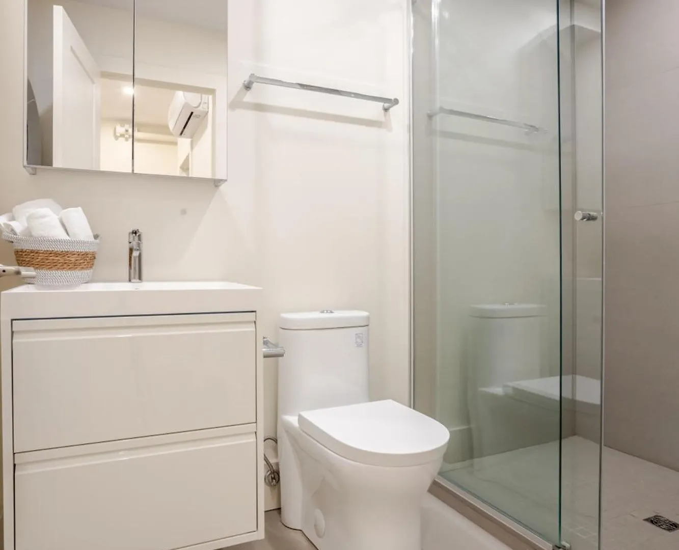 Spacious 4Br Prime Mtl Location مونتريال