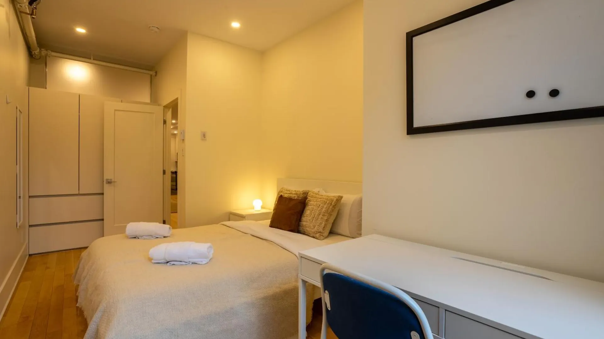 Spacious 4Br Prime Mtl Location مونتريال