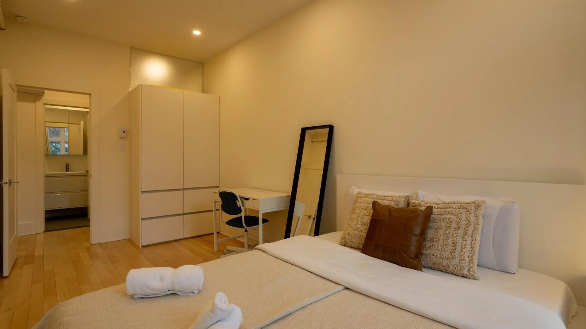 Апартаменты Spacious 4Br Prime Mtl Location Монреаль