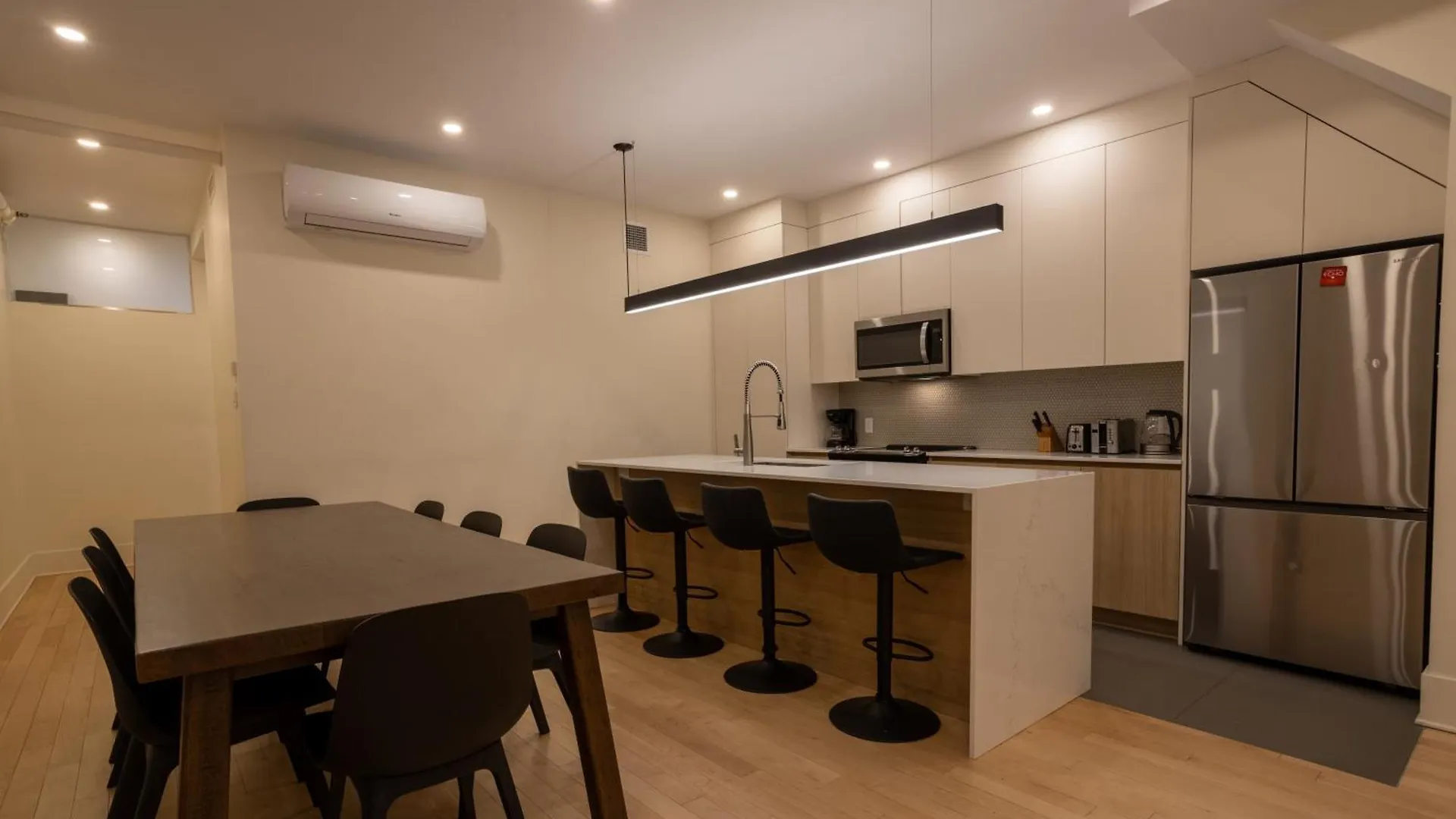 شقة Spacious 4Br Prime Mtl Location مونتريال كندا