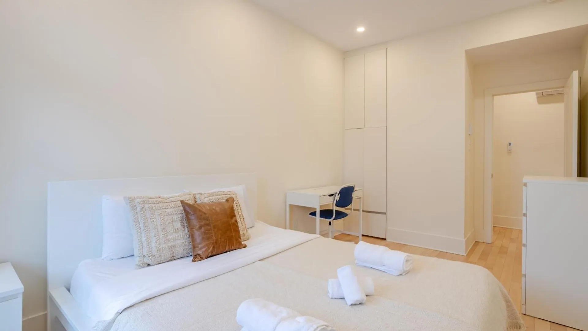 Spacious 4Br Prime Mtl Location مونتريال