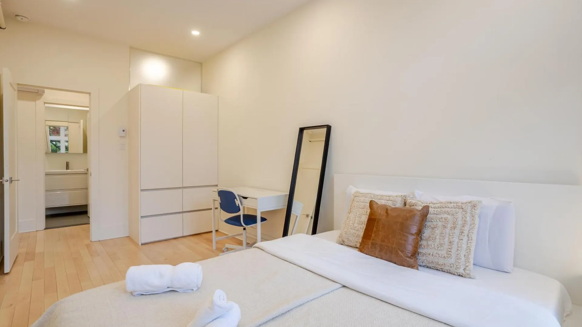 Spacious 4Br Prime Mtl Location مونتريال 0*,  كندا